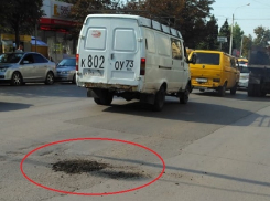 Простой землей засыпали дыры в асфальте на проспекте Победы Революции в Шахтах