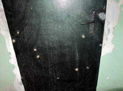 Шахтинец расстрелял дверь квартиры из револьвера после того, как жена не пустила его домой