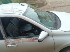 Неизвестные разбили окно автомобиля на Артеме в Шахтах