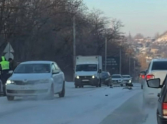 Столкнулись три машины сегодня утром в Енисейском переулке в Шахтах