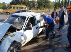 В Шахтах два такси столкнулись лоб в лоб