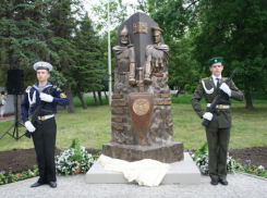 В Александровском парке открыли памятник пограничникам