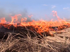 О высоком уровне пожароопасности предупреждают шахтинцев сотрудники МЧС
