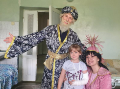 Юным пациентам хирургии, в честь праздника, актеры подарили сказку «Аладдин»