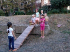 Деревянная горка, обитая линолеумом - суровое шахтинское детство