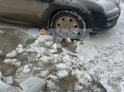 На улице Подбельского машины оказались в ледяной ловушке из-за порыва трубы в Шахтах