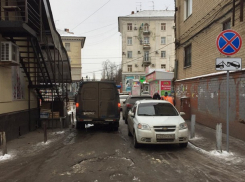 Единственный подъезд к дому №99 на проспекте Победы Революции в Шахтах заставлен машинами.