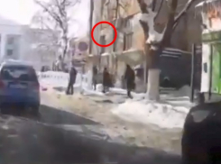 В Шахтах упавшая с крыши огромная глыба льда чуть не убила девушку