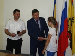 Шахтинские школьники получили паспорта в День России