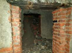 Во дворе одной из донских школ обнаружен вход в подземелье