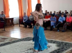 Юные танцовщицы и гимнастки выступили в Шахтинском психоневрологическом интернате