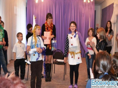 Шахтинская молодежь поздравила с наступающим Новым годом нуждающихся детей