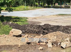 Стадион школы №36 в Шахтах второй год утопает в канализационных отходах
