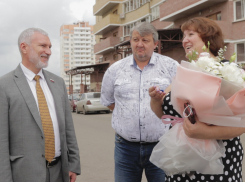 В ходе рабочего визита в Ростов депутат Алексей Журавлев посетил семью, которой помог получить новую квартиру