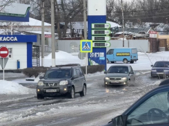 Ручей на дороге образовался в районе ЖД вокзала в Шахтах