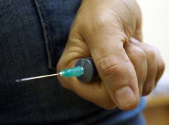 В Шахтах ВИЧ-инфицированный наркоман воткнул шприц в сотрудника полиции