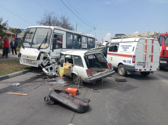 В бессознательном состоянии госпитализировали водителя ВАЗа после ДТП с автобусом в Шахтах