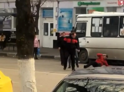 На остановке Красный Шахтер подрались пассажир и водитель