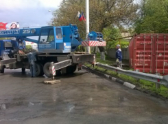 В Шахтах с фуры слетел грузовой контейнер