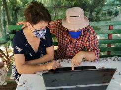 Кибер-грамотность – для всех: сотрудники Центра соцобслуживания помогают пенсионерам освоиться в Интернет-пространстве