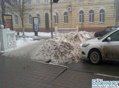 В Шахтах частично расчистили снег с дорог и тротуаров 