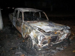 Автомобиль «Волга» сгорел под Шахтами
