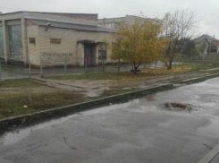 Рядом со школой № 20 в Шахтах брошен открытым люк