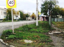 Подойти к остановке и высадить пассажиров в Шахтах мешают заборы