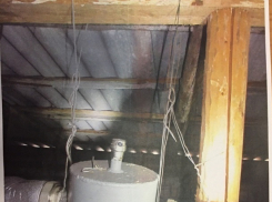 Трубы отопления в шахтинском детском саду прикрепили к потолку простыми веревочками