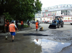 Шахтинские дорожники укладывали асфальт в лужи сразу после дождя