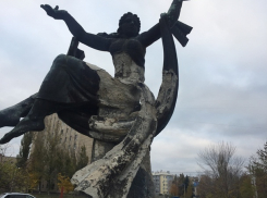В Шахтах разваливается символ города – памятник Ткачихе, оказавшийся на частной земле
