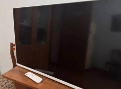 Шахтинец проник в чужую квартиру через окно и украл телевизор