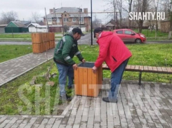 Шахтинец отремонтировал 15 мусорных урн за свой счёт на Майском