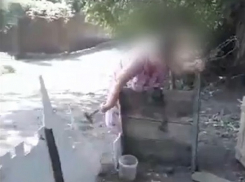 С молотком набросилась на детскую площадку сердитая шахтинка