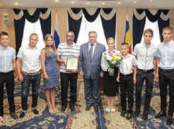 Василий Голубев наградил медалью многодетных супругов из Шахт