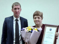 Новогоднее спасибо: шахтинку наградили за помощь «дольщикам»