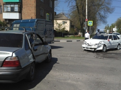 Свадебный кортеж, спешащий за невестой, врезался в «Дэу»  в Шахтах