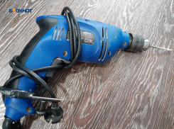 Перфоратор и металлические изделия на 10 тысяч рублей унес воришка из домовладения в Шахтах  