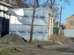 В Шахах демонтировали незаконный торговый павильон