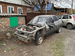 Брошенные старые машины заполонили улицы Шахт