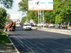  Покрыв смолобитумом проспект Чернокозова, дорожники подвергают испытанию прочность шин и обуви шахтинцев    