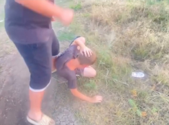 Самосуд устроили подростки в Шахтах над сверстниками, которые выпили водку с могилы участника СВО