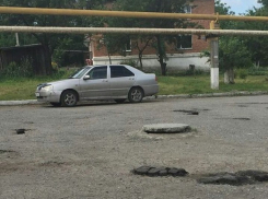 В Шахтах ямы на дороге прикрыли кусками асфальта