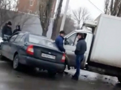 Грузовик и «Хендай» не поделили дорогу в Шахтах