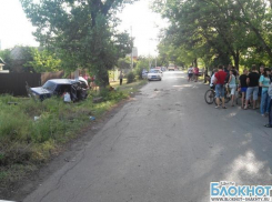 В Шахтах 20-летний водитель «ВАЗ-2107» врезался в столб и дерево: 1 погиб, 2 травмированы