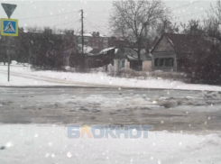 Сильный порыв трубопровода на проспекте Чернокозова в Шахтах