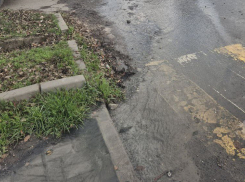 Канализационные стоки затопили улицу Земледельческую в Шахтах