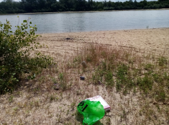 Шахтинцы оставляют мусор на берегах Дона: сотрудники Управления ГО и ЧС Усть-Донецкого района обращаются к гостям с просьбой соблюдать чистоту