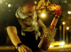 В Шахтах неизвестный в маске пытался сжечь машину такси