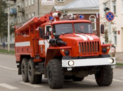 В Шахтах из горящего дома пожарные спасли двух человек